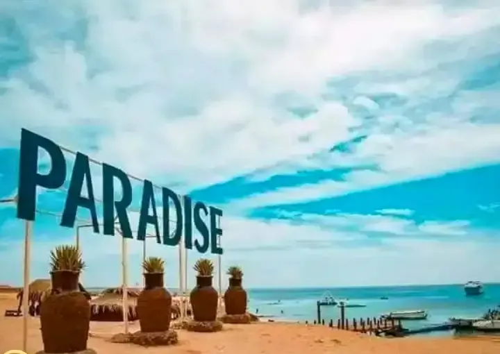 Paradise Island & Submarine